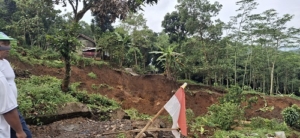 Bupati Sumedang Tetapkan Status Tanggap Darurat Longsor Cisalak 11