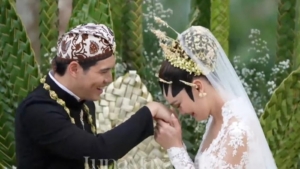 Tangkapan foto Luna Maya dan Maxime Bouttier (Sumber: YouTube Luna Maya dan TS Media)