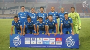 Persib Bandung Kunci Gelar Juara Liga 1 2024/2025 Usai Hasil Imbang Persebaya vs Persik 7