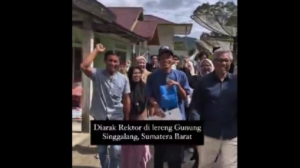 Tangkapan foto Rektor ITB berkunjung ke kampung Devit Febriansyah. (Sumber: Instagram Imam Santoso)