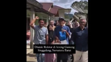 Tangkapan foto Rektor ITB berkunjung ke kampung Devit Febriansyah. (Sumber: Instagram Imam Santoso)