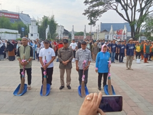 Walikota Cimahi Ngatiyana Siap bersih-bersih usai apel Hari Lingkungan Hidup Sedunia 2025 di Alun-alun Kota Cimahi, 5/06/2025.