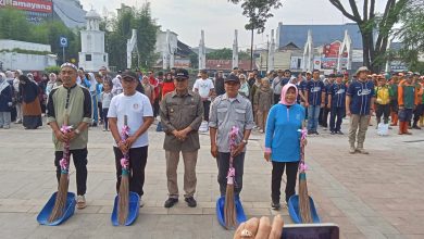 Walikota Cimahi Ngatiyana Siap bersih-bersih usai apel Hari Lingkungan Hidup Sedunia 2025 di Alun-alun Kota Cimahi, 5/06/2025.