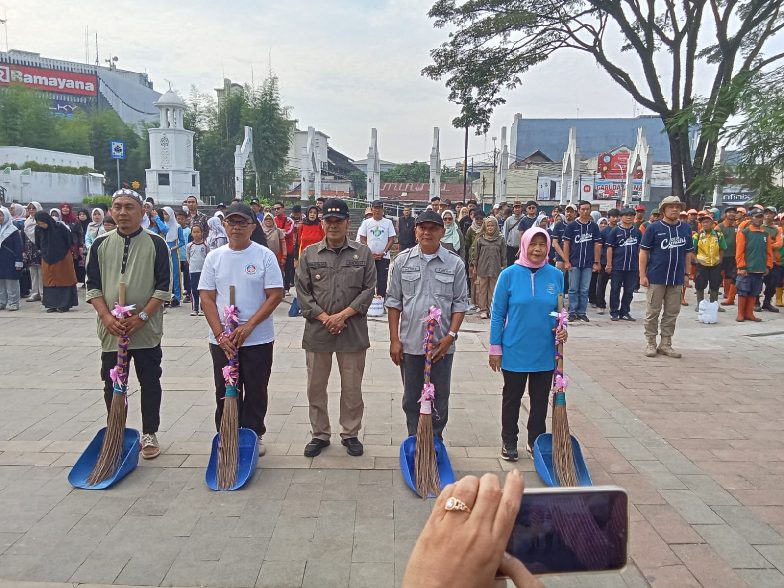 Walikota Cimahi Ngatiyana Siap bersih-bersih usai apel Hari Lingkungan Hidup Sedunia 2025 di Alun-alun Kota Cimahi, 5/06/2025.