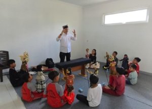ANTUSIAS. Anak-anak didik saat memperagakan wayang dibawah binaan Maestro Wayang Ajen, Ki Dalang Wawan Ajen, Jumat 5/06/2025.