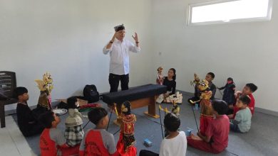 ANTUSIAS. Anak-anak didik saat memperagakan wayang dibawah binaan Maestro Wayang Ajen, Ki Dalang Wawan Ajen, Jumat 5/06/2025.