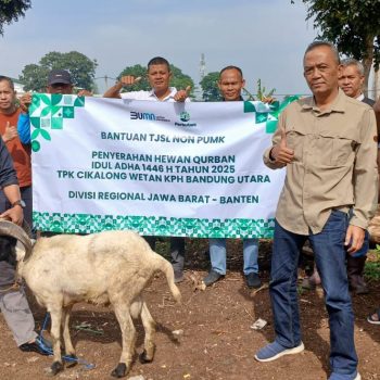 Perum Perhutani KPH Bandung Utara Serahkan 8 Ekor Hewan Kurban Bagi Para Pekerja Hutan