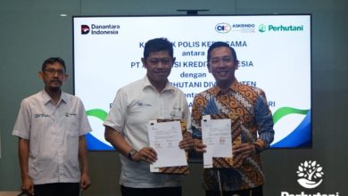 Penandatanganan kontrak polis kerja sama dilakukan antara Kepala Divre Janten, Yudha Suswardhanto, dan Plh. Kepala Divisi Bisnis BUMN ASKRINDO, Edmund Donald Pardede, di Hotel Mercure Bandung pada Rabu (11/06/2025).