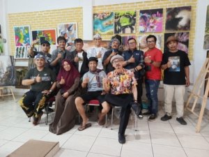 Para Pengurus Yayasan Bhineka Cipta Gumilang berfoto bersama para seniman lukis Kota Cimahi, Sabtu 14/06/2025.