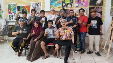 Para Pengurus Yayasan Bhineka Cipta Gumilang berfoto bersama para seniman lukis Kota Cimahi, Sabtu 14/06/2025.