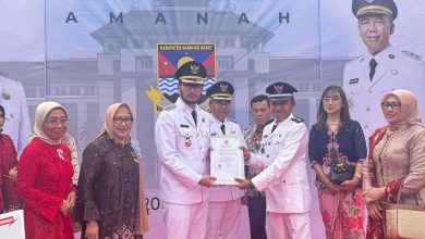 Bupati Bandung Barat, Jeje Ritchie Ismail serahkan secara simbolis pengesahan badan hukum Koperasi Desa Merah Putih kepada Kepala Desa Kertawangi, Yanto Bin Surya, Kamis 19/06/2025.