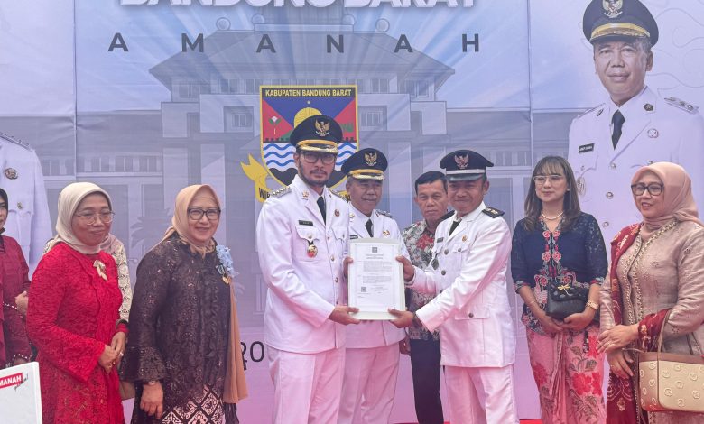 Bupati Bandung Barat, Jeje Ritchie Ismail serahkan secara simbolis pengesahan badan hukum Koperasi Desa Merah Putih kepada Kepala Desa Kertawangi, Yanto Bin Surya, Kamis 19/06/2025.