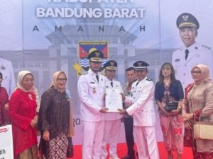 Bupati Bandung Barat, Jeje Ritchie Ismail serahkan secara simbolis pengesahan badan hukum Koperasi Desa Merah Putih kepada Kepala Desa Kertawangi, Yanto Bin Surya, Kamis 19/06/2025.