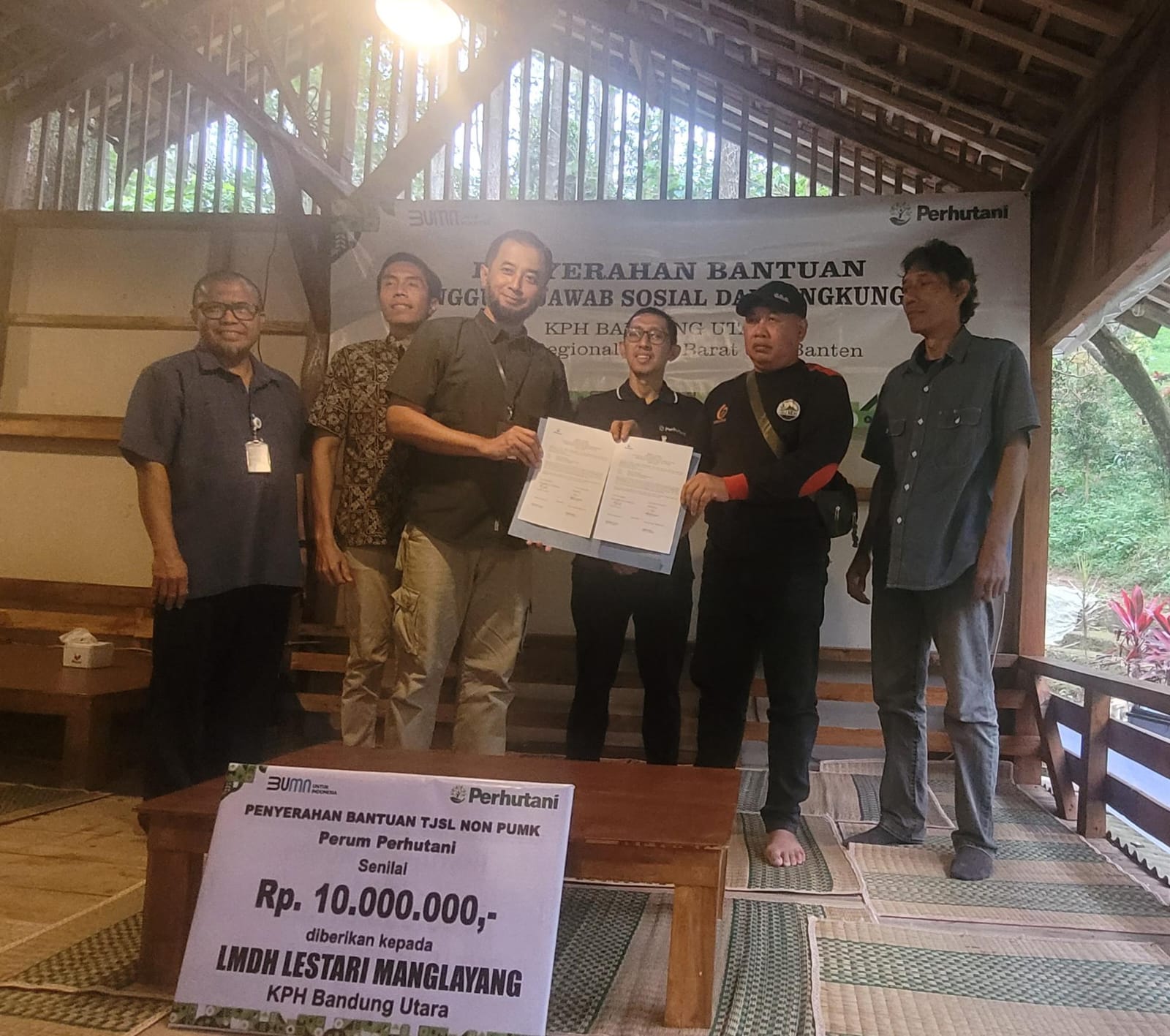 Perhutani Bandung Utara Salurkan Bantuan TJSL Untuk LMDH Lestari Manglayang