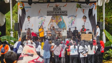 Kepala Desa Kertawangi, Steve Ewon saat menyampaikan masyarakat Desa Kertawangi dalam acara Milangkala Desa Kertawangi ke 47.