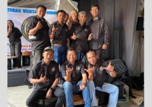 FOTO BERSAMA: Sejumlah Awak media yang tergabung dalam DPD JWI Kota Cimahi berfoto bersama Kabid Kominfo Kota Cimahi, Hendi Purwanda.