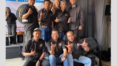 FOTO BERSAMA: Sejumlah Awak media yang tergabung dalam DPD JWI Kota Cimahi berfoto bersama Kabid Kominfo Kota Cimahi, Hendi Purwanda.