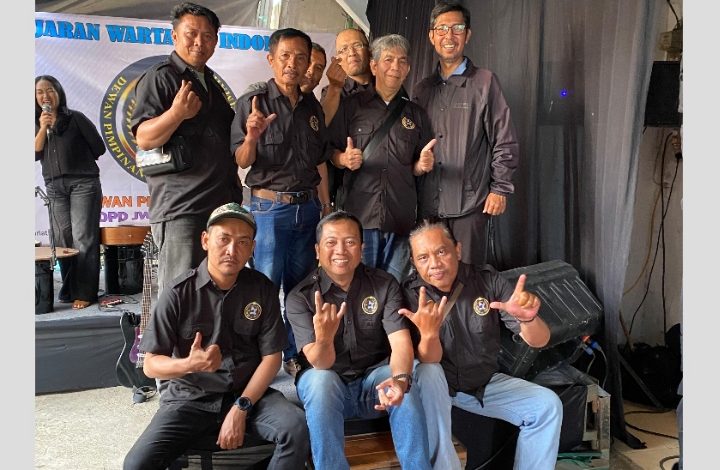 FOTO BERSAMA: Sejumlah Awak media yang tergabung dalam DPD JWI Kota Cimahi berfoto bersama Kabid Kominfo Kota Cimahi, Hendi Purwanda.