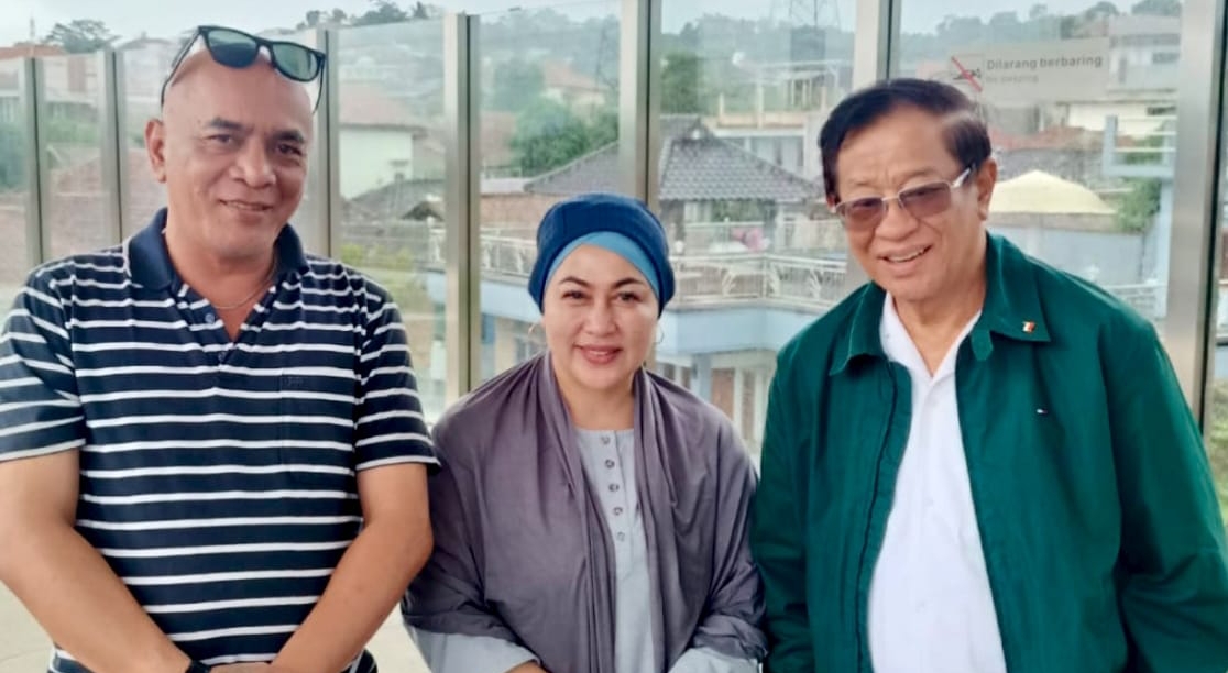 Dirut PT MAP, Erfan Bramantyo bersama istri saat mendampingi tokoh nasional Agum Gumelar.