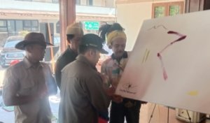 Walikota Cimahi, Letkol. Purn. Ngatiyana saat membubuhkan cat lukis diatas kanvas dalam acara Hari Lingkungan Hidup Sedunia 2025.