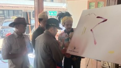 Walikota Cimahi, Letkol. Purn. Ngatiyana saat membubuhkan cat lukis diatas kanvas dalam acara Hari Lingkungan Hidup Sedunia 2025.