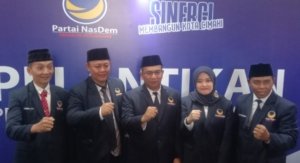 Ketua DPD Partai NasDem Kota Cimahi Ivan Ade Sofiyan (tengah) bersama jajaran pengurus, gelar konferensi pers usai dilantik, Minggu, 15/06/2025.