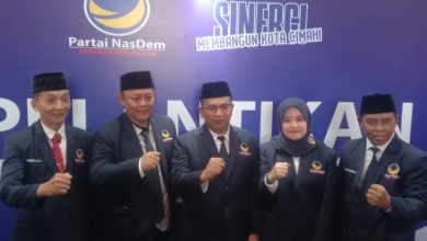 Ketua DPD Partai NasDem Kota Cimahi Ivan Ade Sofiyan (tengah) bersama jajaran pengurus, gelar konferensi pers usai dilantik, Minggu, 15/06/2025.
