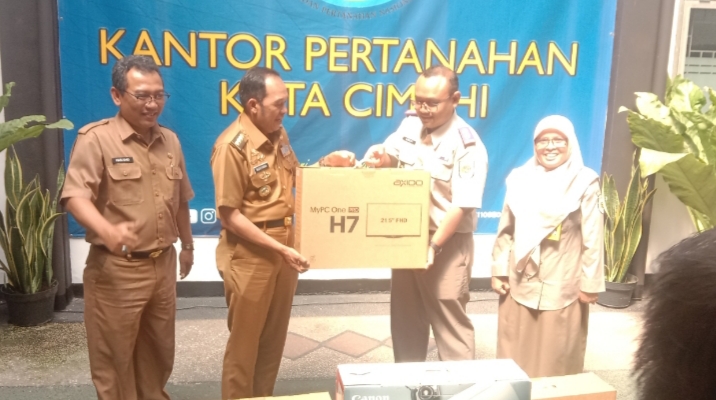 Wali Kota Cimahi, Letkol. Purn. Ngatiyana saat berkunjung ke kantor ATR/BPN Kota Cimahi, diterima langsung Kepala ATR/BPN Kota Cimahi, Andhi Pratama Putra, Senin 16/06/2025.