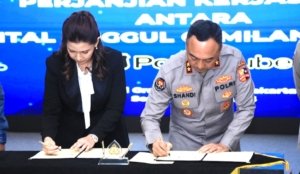 Tangkapan foto Kadivhumas Polri Irjen. Pol. Dr. Sandi Nugroho dan Direktur Utama PT Digital Unggul Gemilang, Vini Septiana. (Sumber: Dok. Polri)