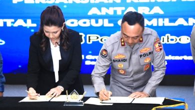 Tangkapan foto Kadivhumas Polri Irjen. Pol. Dr. Sandi Nugroho dan Direktur Utama PT Digital Unggul Gemilang, Vini Septiana. (Sumber: Dok. Polri)