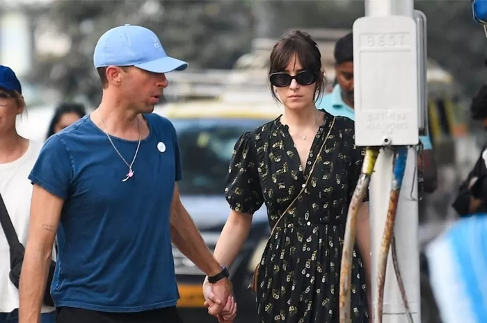 Tangkapan foto Chris Martin dan Dakota Johnson. (Sumber: Istimewa)