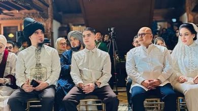 Tangkapan foto Mulan Jameela terlihat menundukkan kepala saat berfoto berdampingan dengan Maia Estianty dalam acara siraman Al Ghazali (Sumber: ©Instagram @ahmaddhaniofficial)