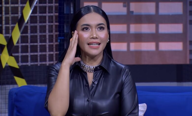 Tangkapan foto Denada. (Sumber: ToNightShowInet)