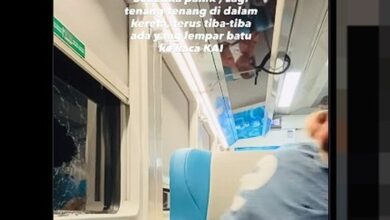Tangkapan layar aksi pelemparan batu di Kereta Api Sancaka. (Sumber: TikTok)