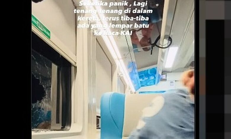 Tangkapan layar aksi pelemparan batu di Kereta Api Sancaka. (Sumber: TikTok)