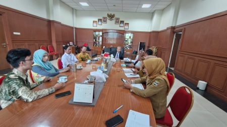 Kelompok masyarakat Gerak Bersama Jaga Bumi saat berdialog dengan pemerintah Kabupaten Bandung Barat, Selasa 01/07/2025.