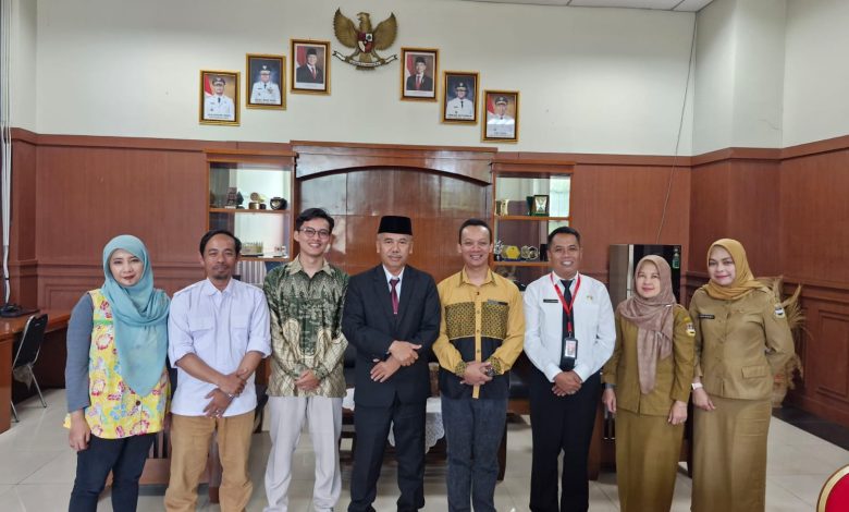 Gerak Bersama Jaga Bumi diterima Wakil Bupati Bandung Barat, Asep Ismail.