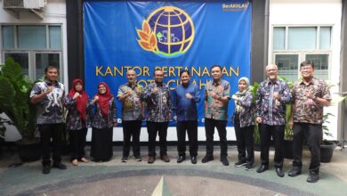 Stafsus Kementerian ATR/BPN saat mengunjungi kantor pertanahan Kota Cimahi.