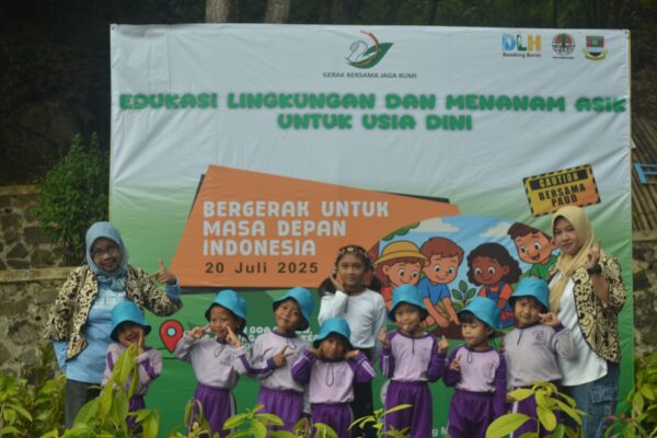 'Gerak Bersama Jaga Bumi' dan Yayasan Perempuan Indie, melaksanakan penanaman pohon bersama ratusan anak-anak.