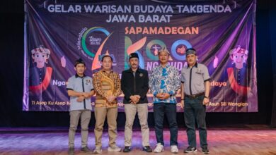 Ketua Umum Komunitas Asep Asep (tengah) berfoto bersama tamu undangan dan ketua Panitia.