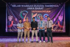 Ketua Umum Komunitas Asep Asep (tengah) berfoto bersama tamu undangan dan ketua Panitia.
