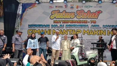 Wakil Walikota Cimahi Adhitia Yudistira serahkan hadiah kepada pemenang undian di HUT Koperasi 78 Kota Cimahi, Selasa 12/07/2025.