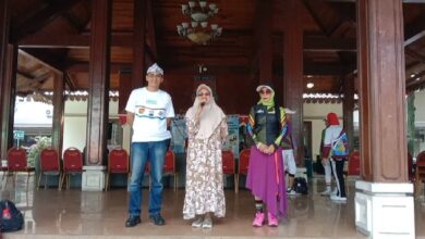 Anggota DPRD Kota Cimahi R.Adj. Irma Indriyani saat memberikan sambutan pada Festival Sinergi Cimahi Mantap Makin HEPI di Pendopo DPRD Kota Cimahi, Minggu 20/07/2025.
