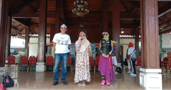 Anggota DPRD Kota Cimahi R.Adj. Irma Indriyani saat memberikan sambutan pada Festival Sinergi Cimahi Mantap Makin HEPI di Pendopo DPRD Kota Cimahi, Minggu 20/07/2025.