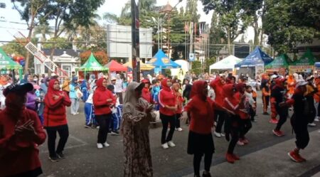 dr. R.Adj. Irma Indriyani saat mengikuti senam Cimahi HEPI di Pendopo DPRD Kota Cimahi, Minggu 20/07/2025.