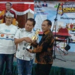 Wali Kota Cimahi Letkol. Purn. Ngatiyana memberikan piala secara simbolis kepada pemenang lomba Karaoke, Dika DMP, Minggu 20/07/2025.