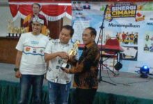 Wali Kota Cimahi Letkol. Purn. Ngatiyana memberikan piala secara simbolis kepada pemenang lomba Karaoke, Dika DMP, Minggu 20/07/2025.
