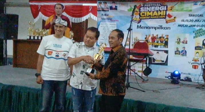 Wali Kota Cimahi Letkol. Purn. Ngatiyana memberikan piala secara simbolis kepada pemenang lomba Karaoke, Dika DMP, Minggu 20/07/2025.