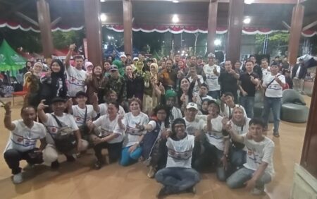 FOTO BERSAMA: Wali Kota Cimahi, Ngatiyana berfoto bersama panitia dan peserta Festival Sinergi Cimahi Mantap Makin HEPI 2025.