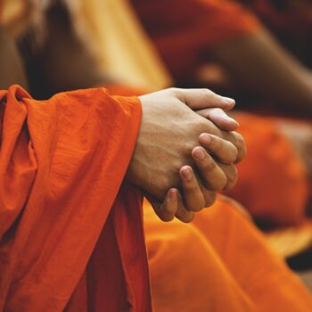 Gambar tangan biksu. (Sumber: Pixabay)